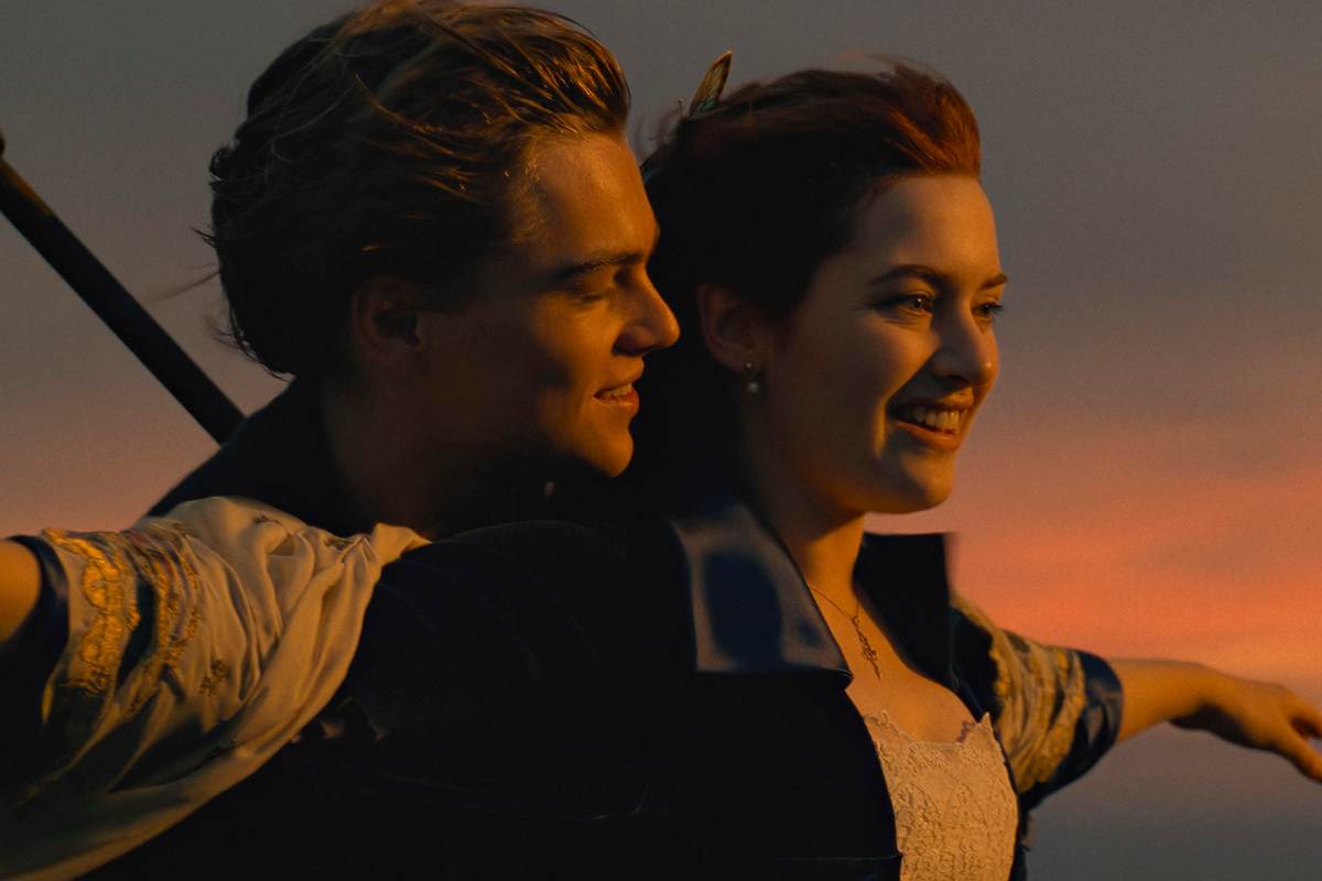 Leonardo DiCaprio e Kate Winslet nella scena di Titanic dove lui abbraccia lei da dietro e insieme 'volano'