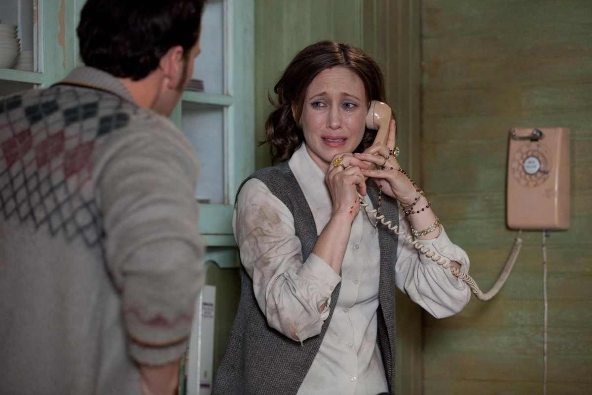 Vera Farmiga terrorizzata al telefono