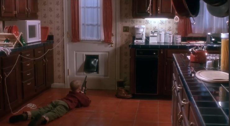 L'interno della casa di Mamma ho perso l'aereo con Kevin sdraiato a terra di fronte alla porta e un fucile a piombini in mano