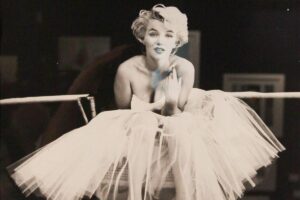 Marilyn Monroe in posa con un abito bianco