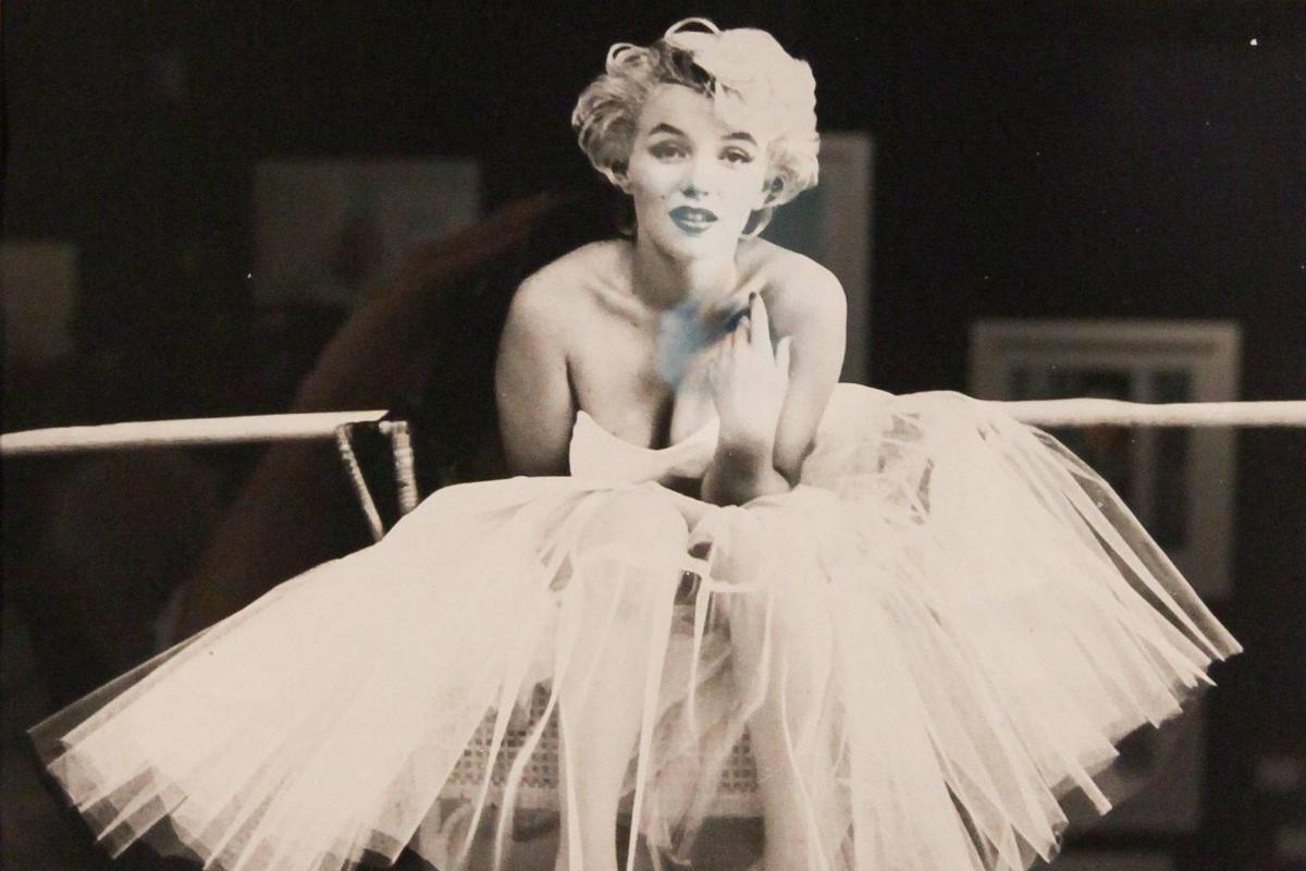 Marilyn Monroe in posa con un abito bianco
