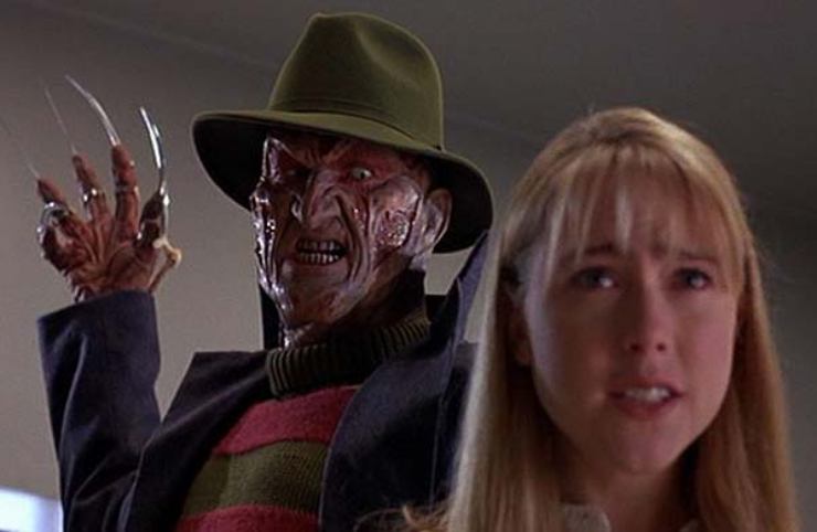 Freddy Krueger che si prepara a colpire una giovane vittima