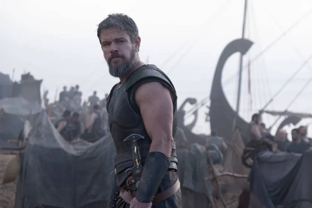 Matt Damon indossa l'armatura e veste i panni di Ulisse, alle sue spalle si intravede un pezzo di imbarcazione