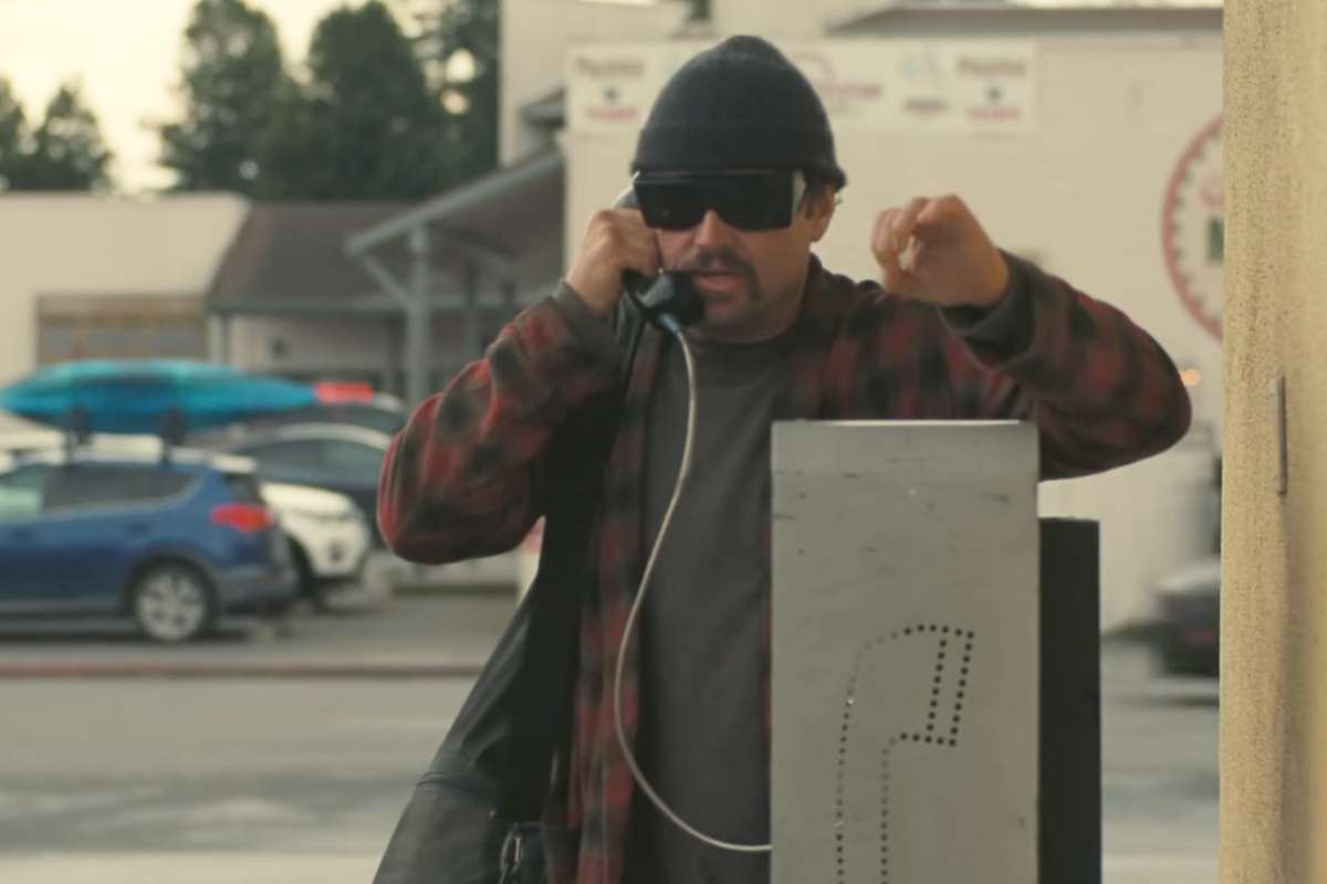 Leonardo DiCaprio in una scena di One Battle After Another è ad un telefono pubblico