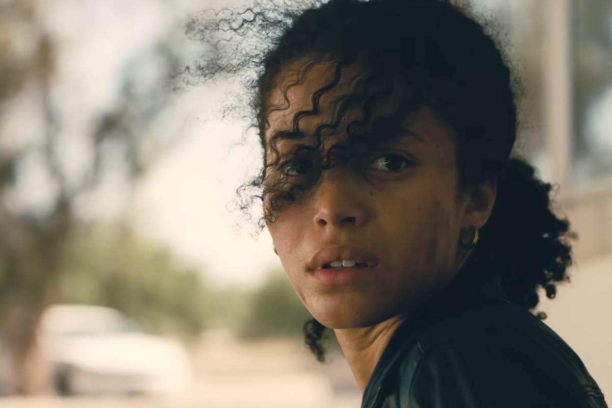 Un primo piano di Regina Hall con i capelli davanti al viso