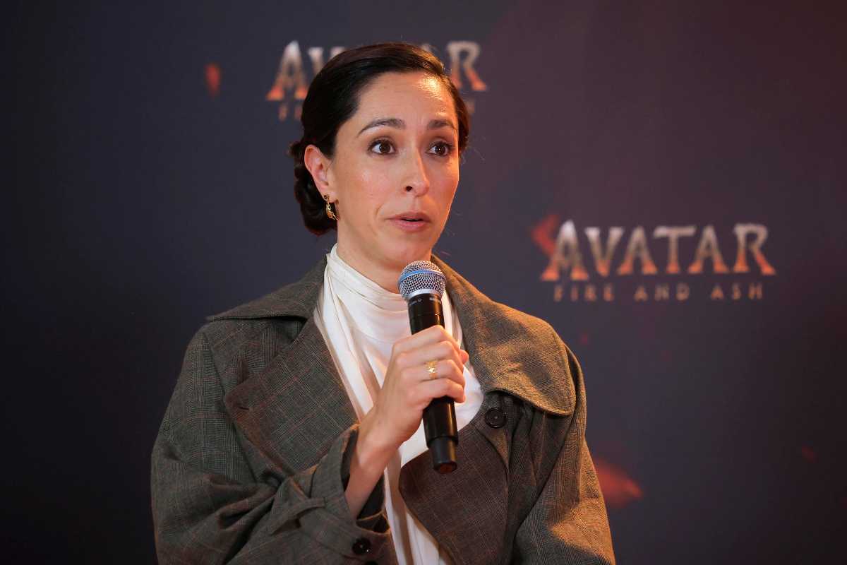 Oona Chaplin che parla al microfono