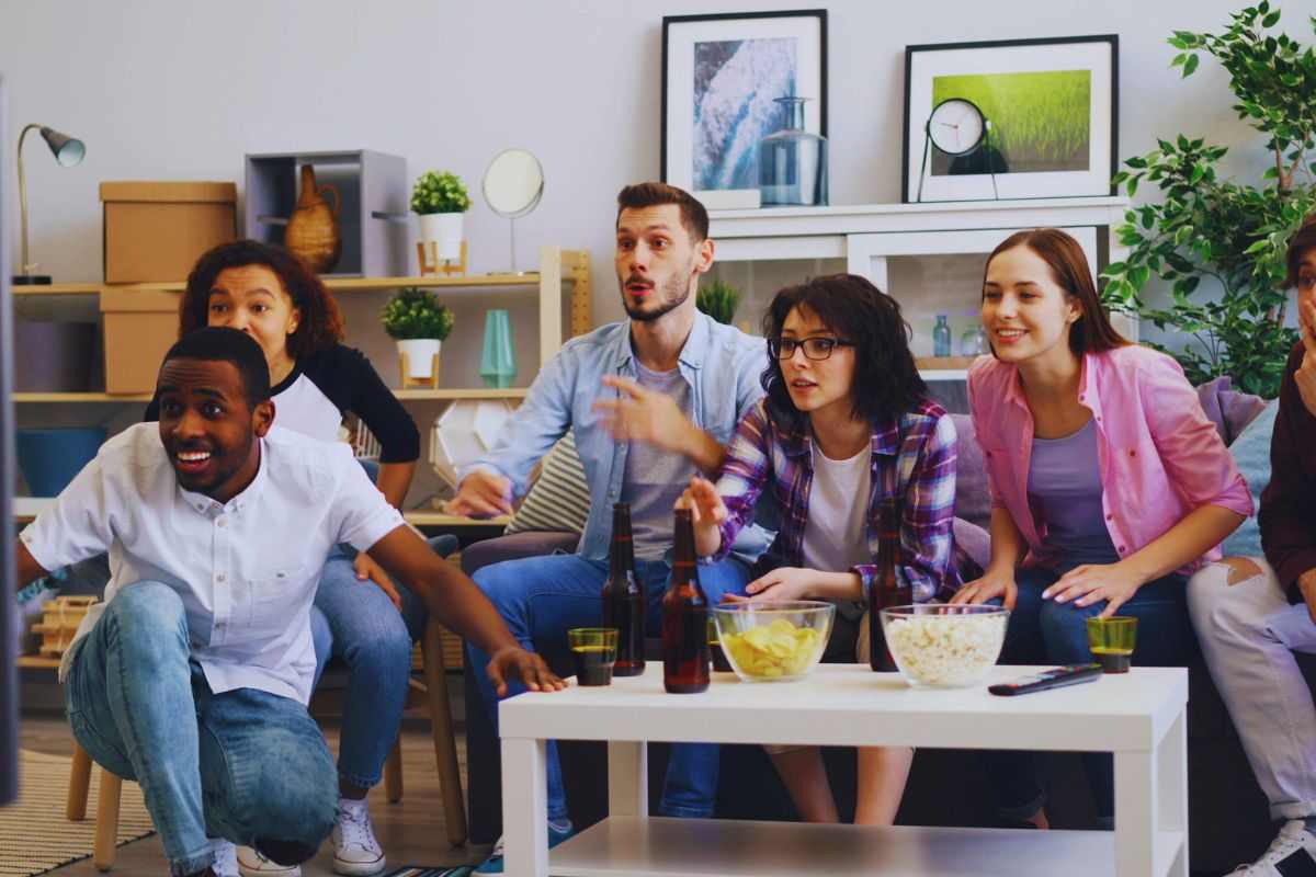 Ragazzi che guardano insieme la tv