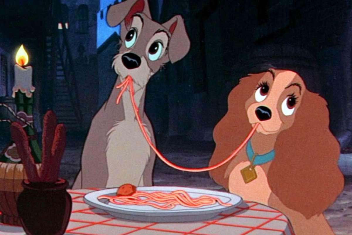 Scena memorabile in cui Lilli e Biagio condividono un piatto di spaghetti