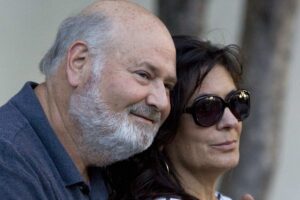 Rob Reiner abbraccia da dietro sua moglie Michele Singer
