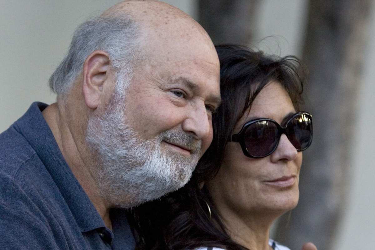 Rob Reiner abbraccia da dietro sua moglie Michele Singer