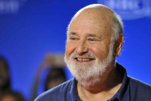 Rob Reiner in un primo piano sorridente