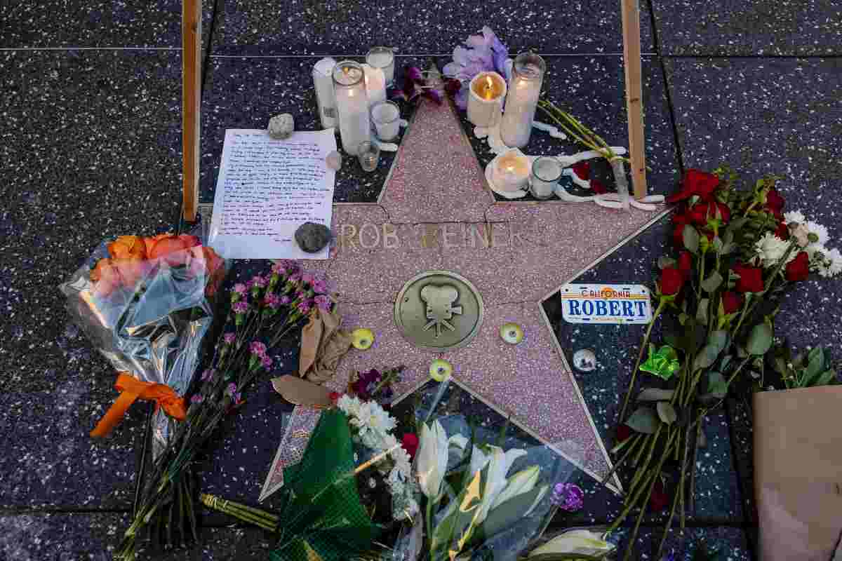 La stella di Hollywood di Rob Reiner coperta di fiori