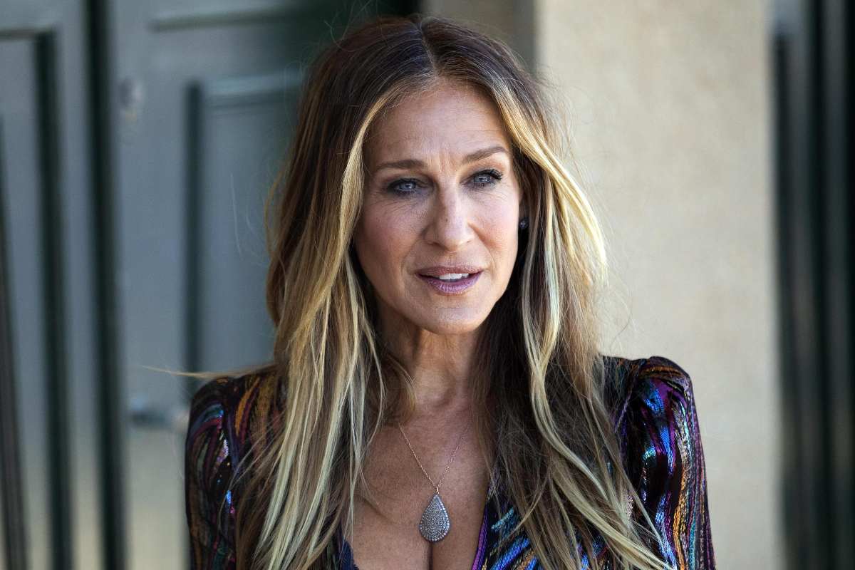 Sarah Jessica Parker posa mezzo busto con i capelli lisci e un sorriso accennato