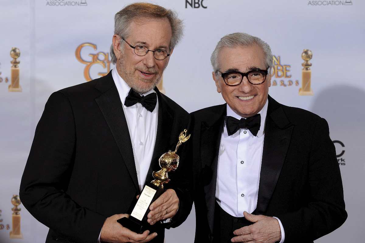 Steven Spielberg e Martin Scorsese con in mano un premio sorridono ai fotografi