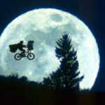 La luna di ET con la bicicletta che vola davanti