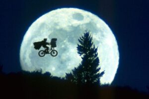 La luna di ET con la bicicletta che vola davanti