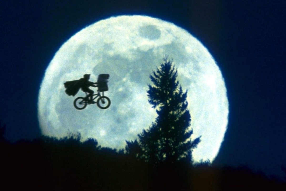 La luna di ET con la bicicletta che vola davanti
