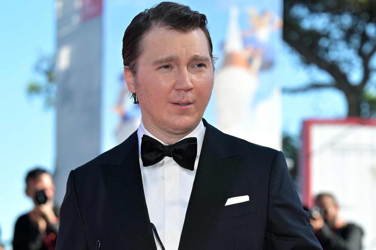 Paul Dano posa in smoking