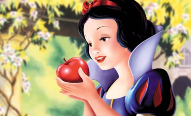 Biancaneve intenta a mordere la mela avvelenata