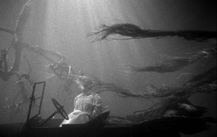 Donna deceduta all'interno di un'auto gettata sul fondale di un fiume