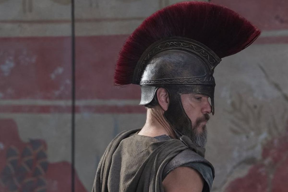 Matt Damon con l'armatura da combattente l'elmo con la cresta rossa