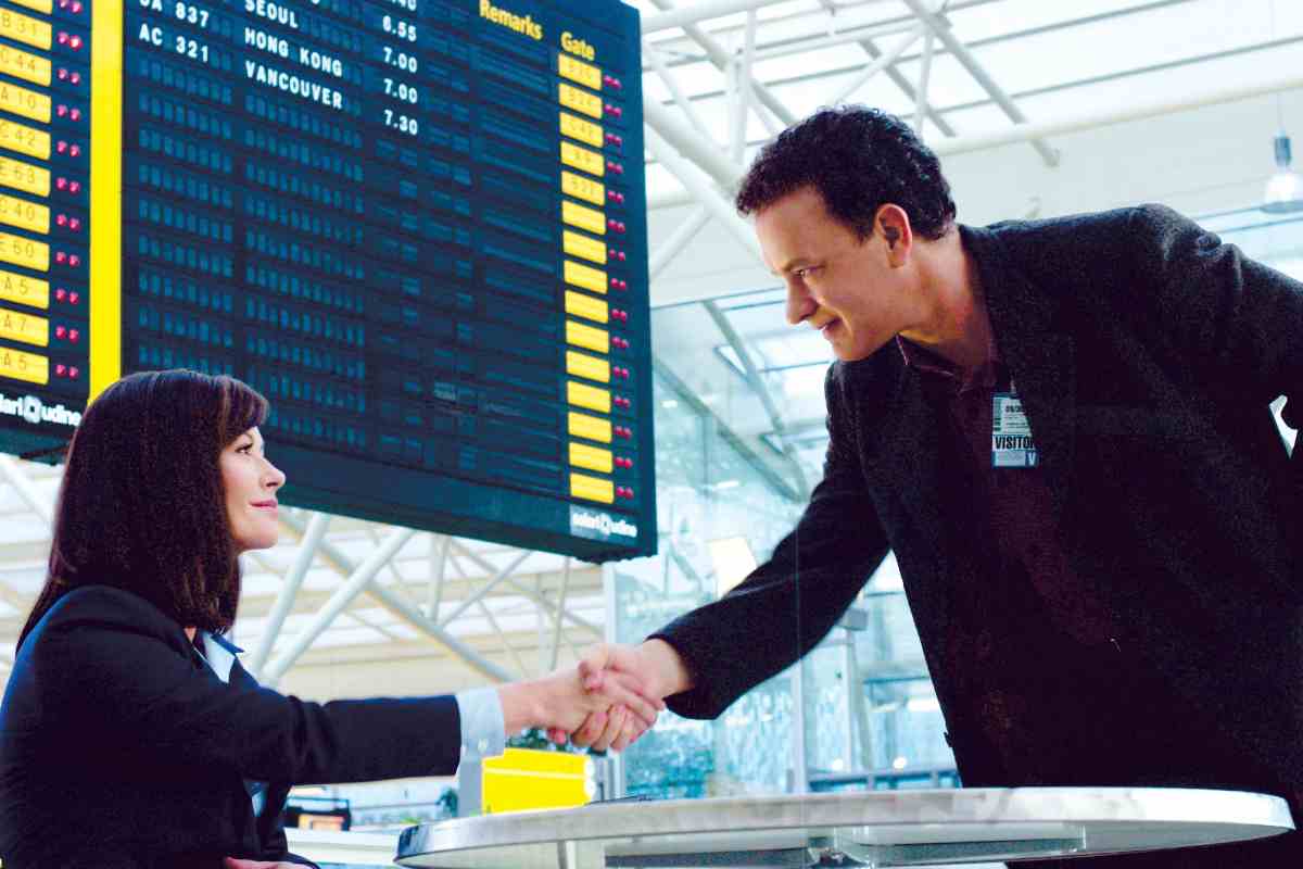 Tom Hanks stringe la mano a Catherine Zeta-Jones in una scena del film 'The Terminal' di Steven Spielberg