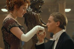 Kate Winslet e Leonardo DiCaprio in una scena di Titanic mentre lui le bacia la mano