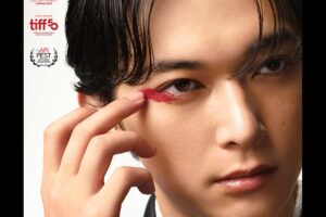 La locandina del film Kokuho mostra il volto di un uomo giapponese con del trucco rosso agli occhi