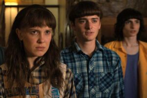 Millie Bobby Brown, Noah Schnap e Fin Wolfhard in una scena di Stranger Things