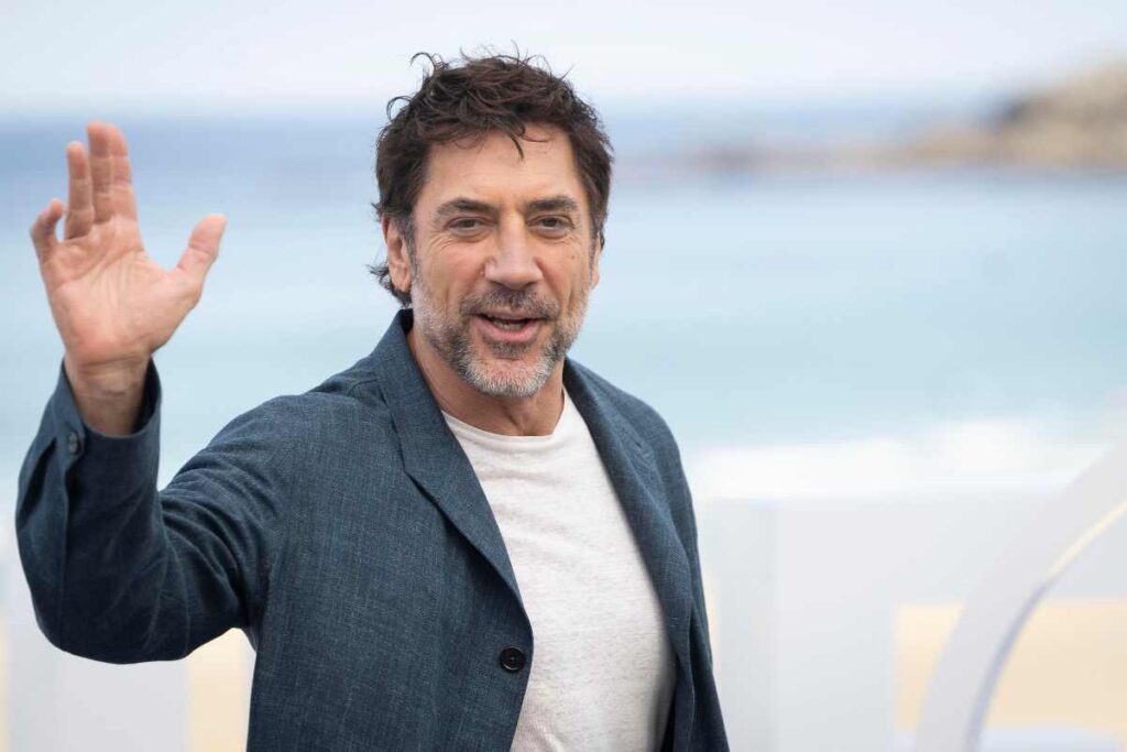 L'attore Javier Bardem saluta i fan