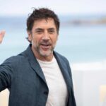 L'attore Javier Bardem saluta i fan