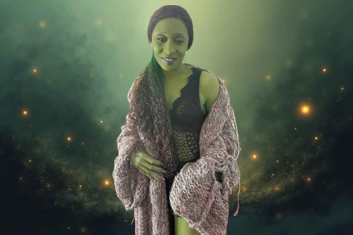 Cynthia Erivo nei panni di Elphaba con indosso il cardigan