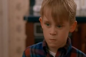 Macaulay Culkin nel suo ruolo di Kevin con il volto imbronciato