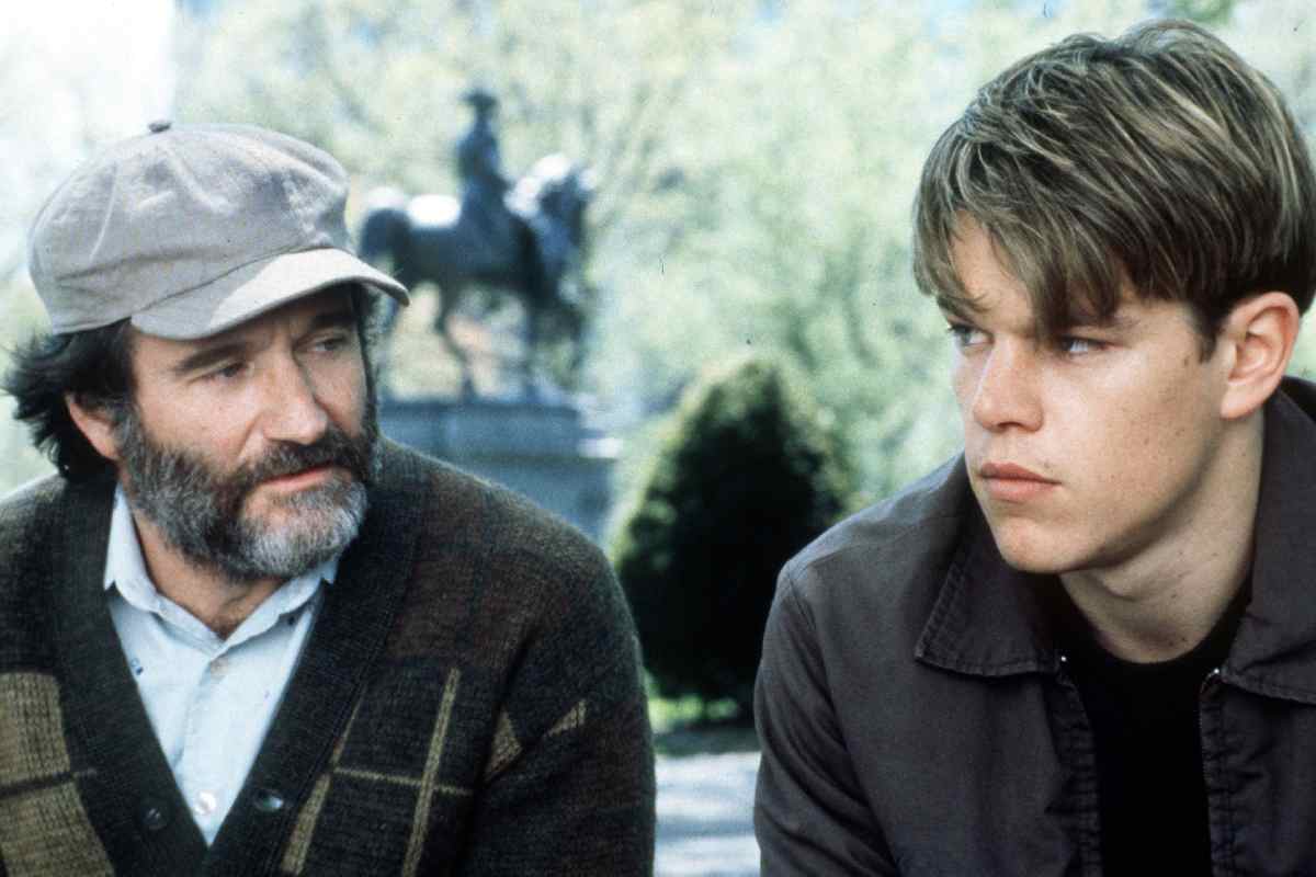 Robin Williams e Matt Damon in una scena del film 'Will Hunting - Genio Ribelle', parlano tra di loro