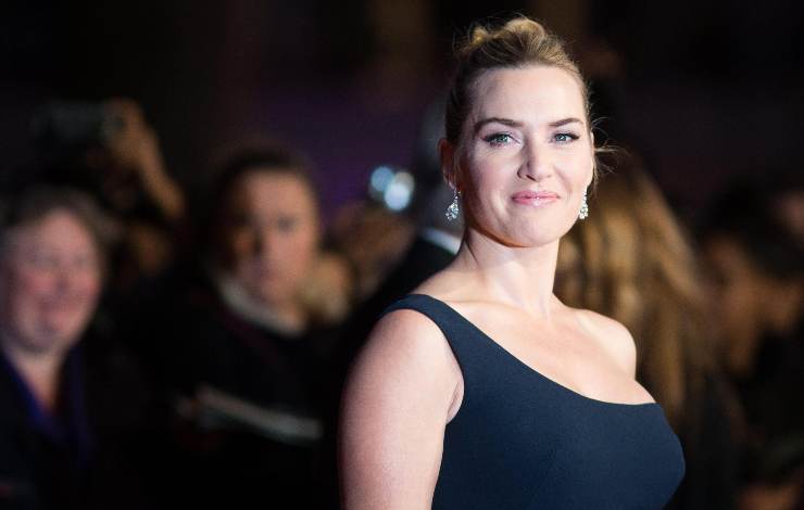 Kate Winslet in abito nero una foto di profilo