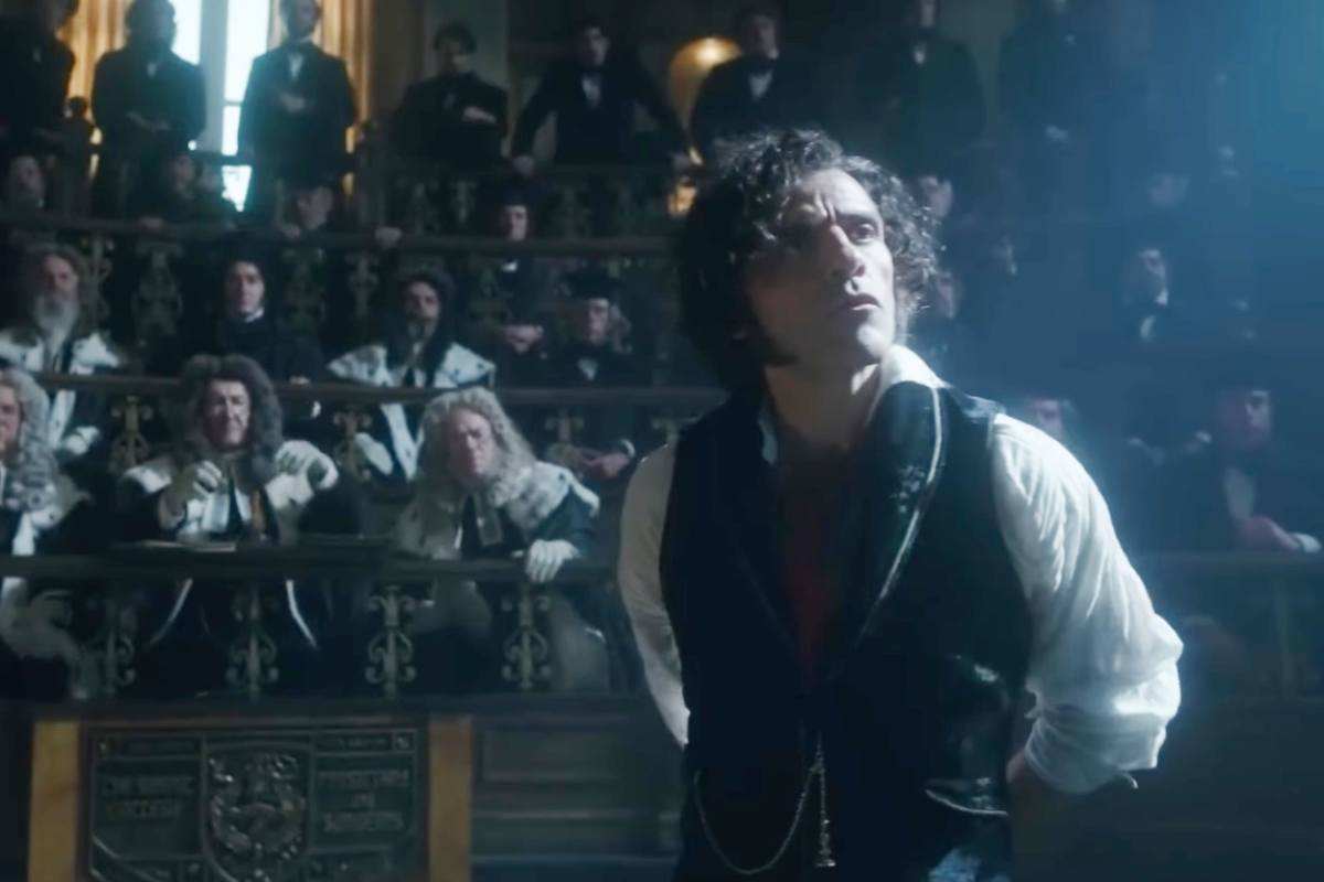 Oscar Isaac in una scena di Frankenstein mentre parla con i medici 