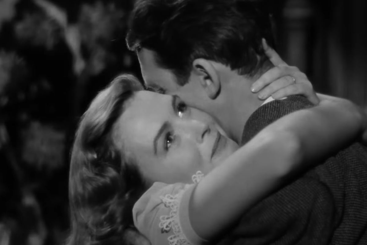 Donna Reed abbraccia James Stewart