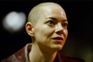 Emma Stone con i capelli completamente rasati in una scena di 'Bugonia' film da Oscar