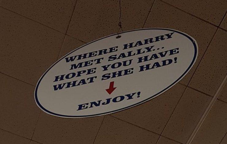 Cartello dentro il Kat's Delicatessen con scritto: Where Harry met Sally… hope you have what she had!” (Dove Harry ha incontrato Sally… Spero prendiate quello che ha preso lei.