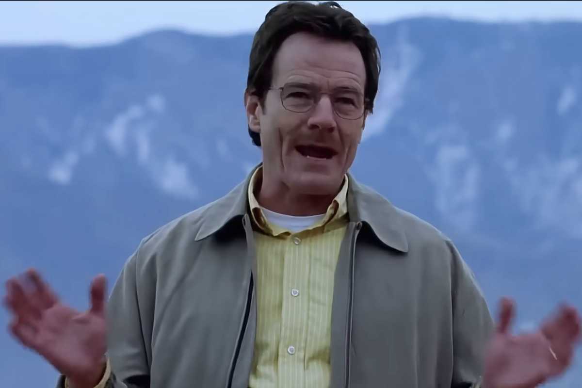 Bryan Cranston con le mani sollevate parla in una scena di Breaking Bad