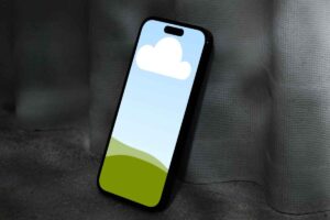 Un iPhone appoggiato ad una parete grigia