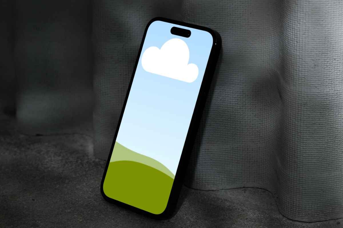 Un iPhone appoggiato ad una parete grigia