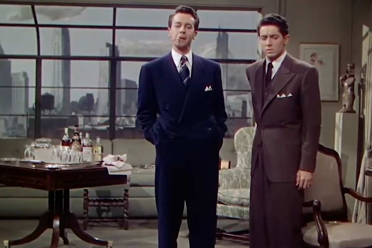 I due attori protagonisti di Nodo alla gola in piedi, entrambi vestii in modo molto elegante parlano tra di loro