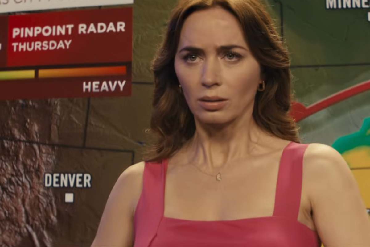 Emily Blunt presenta il TG in una scena del nuovo film di Spielberg