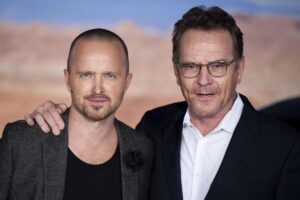 Aaron Paul e Bryan Cranston abbracciati posano per una foto
