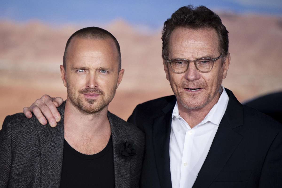 Aaron Paul e Bryan Cranston abbracciati posano per una foto