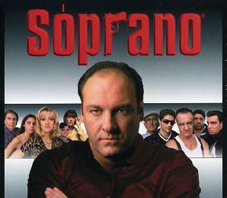 La locandina della serie Tv I Soprano con James Gandolfini a braccia incrociate in primo piano