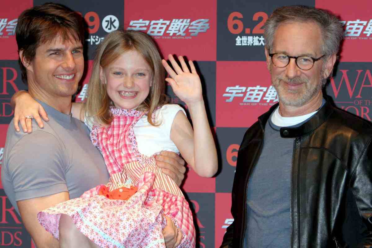 Tom Cruise con in braccio Dakota Fanning, accanto a loro Steven Spielberg in posa per i fotografi