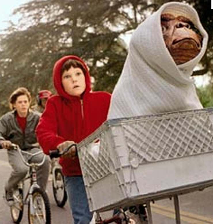La scena di ET che vede l'alieno nella cesta delle bicicletta in volo con due bambini