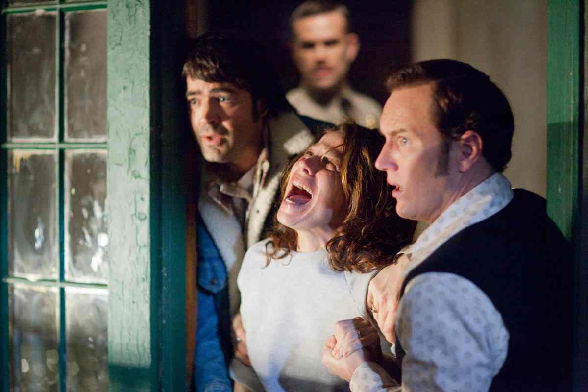 Una scena del film The Conjuring mostra un gruppo di persone sconvolte per una presunta presenza demoniaca in casa